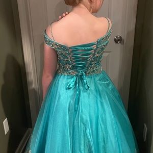Size 8 corset back- could easily fit size 10- teal and gold gown new!